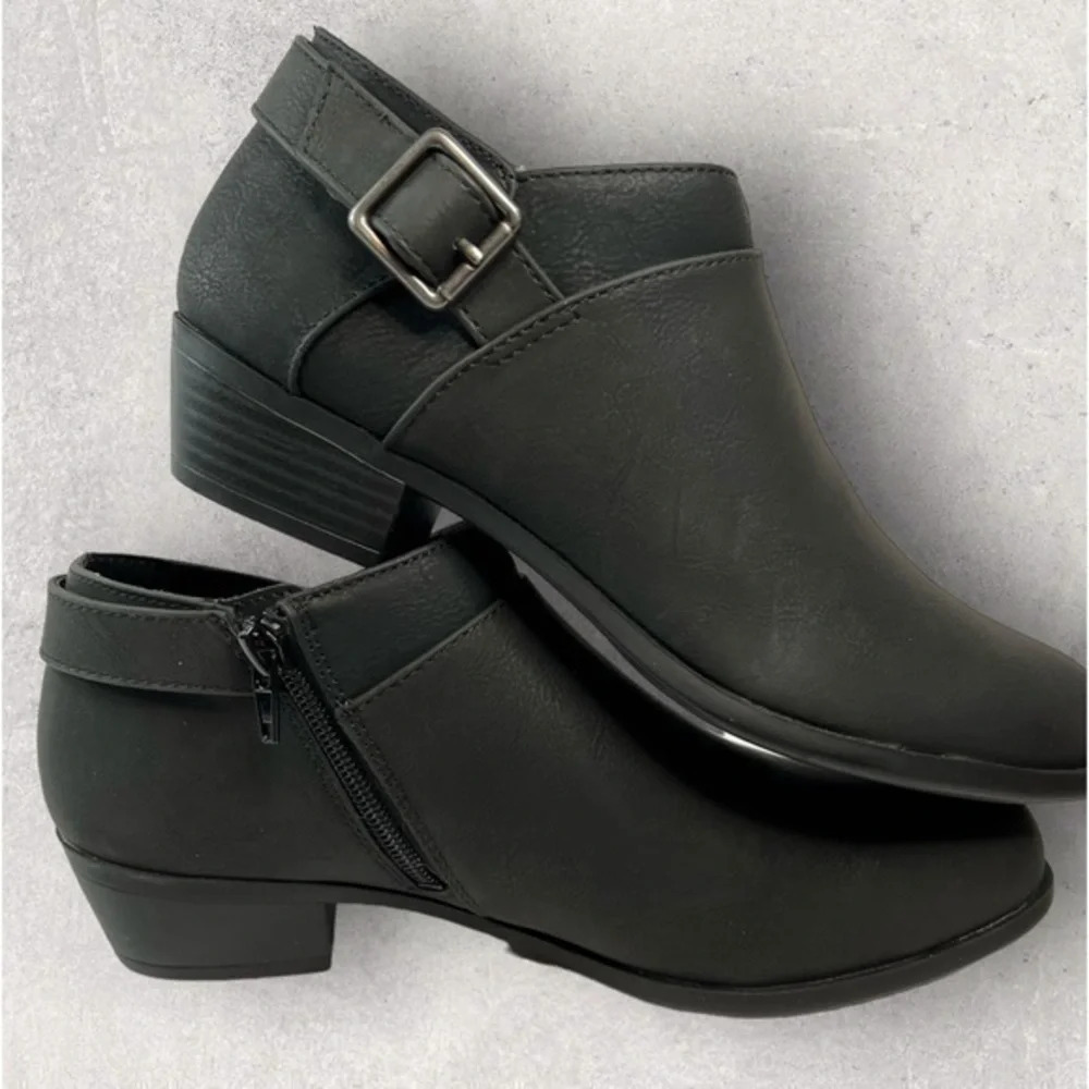 Women’s LifeStride® Lexi Booties in black 9.5 med, new in box